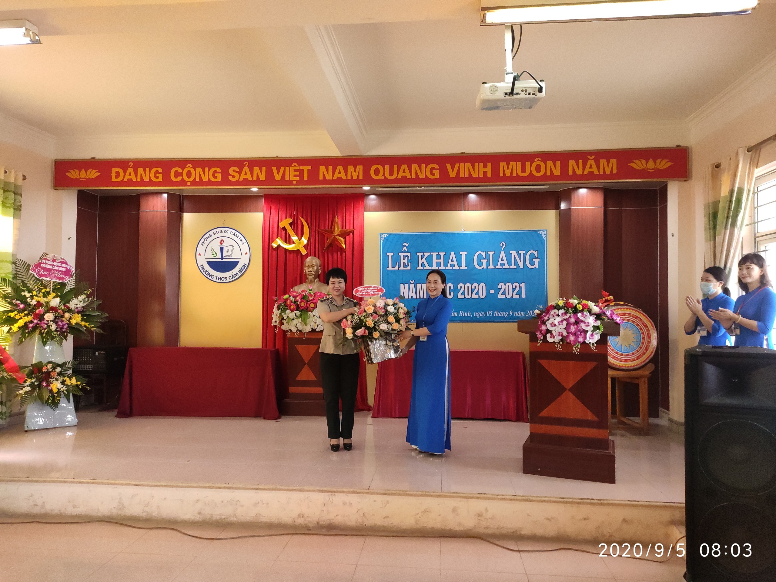 Chi cục Thi hành án dân sự thành phố Cẩm Phả tiếp nối chương trình: “Thắp sáng ước mơ cho trẻ em có hoàn cảnh đặc biệt khó khăn” và Chào đón năm học mới