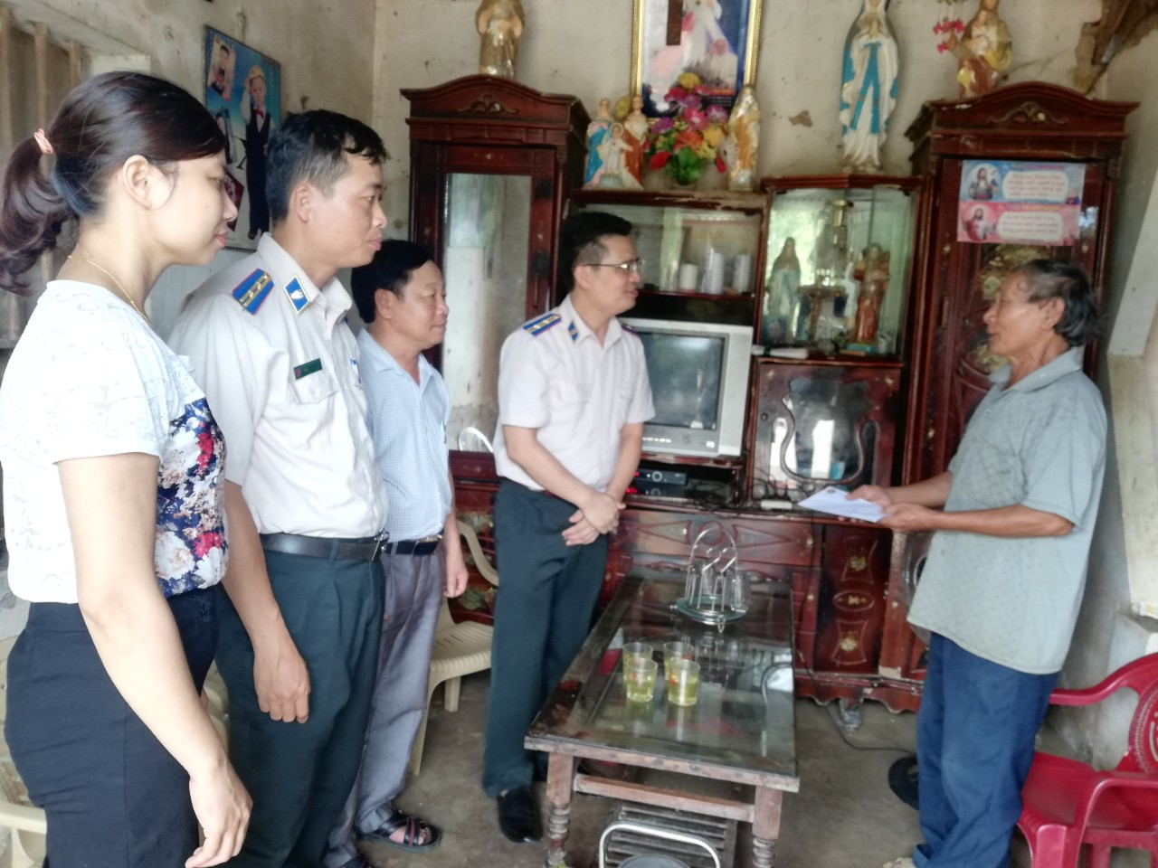 Thi hành án dân sự huyện Tân Kỳ thăm tặng quà gia đình chính sách