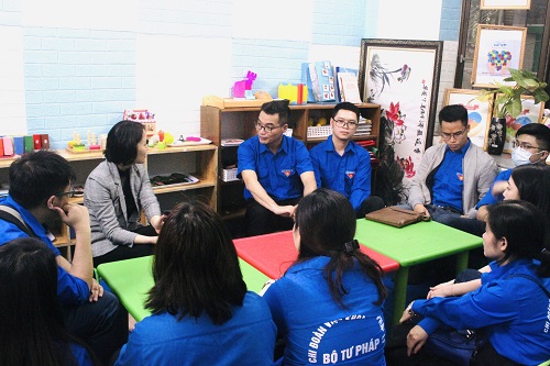 Chi đoàn Viện Khoa học pháp lý tổ chức chương trình tình nguyện, từ thiện “nụ cười của em” tại Trung tâm chăm sóc và giáo dục chuyên biệt ánh sao