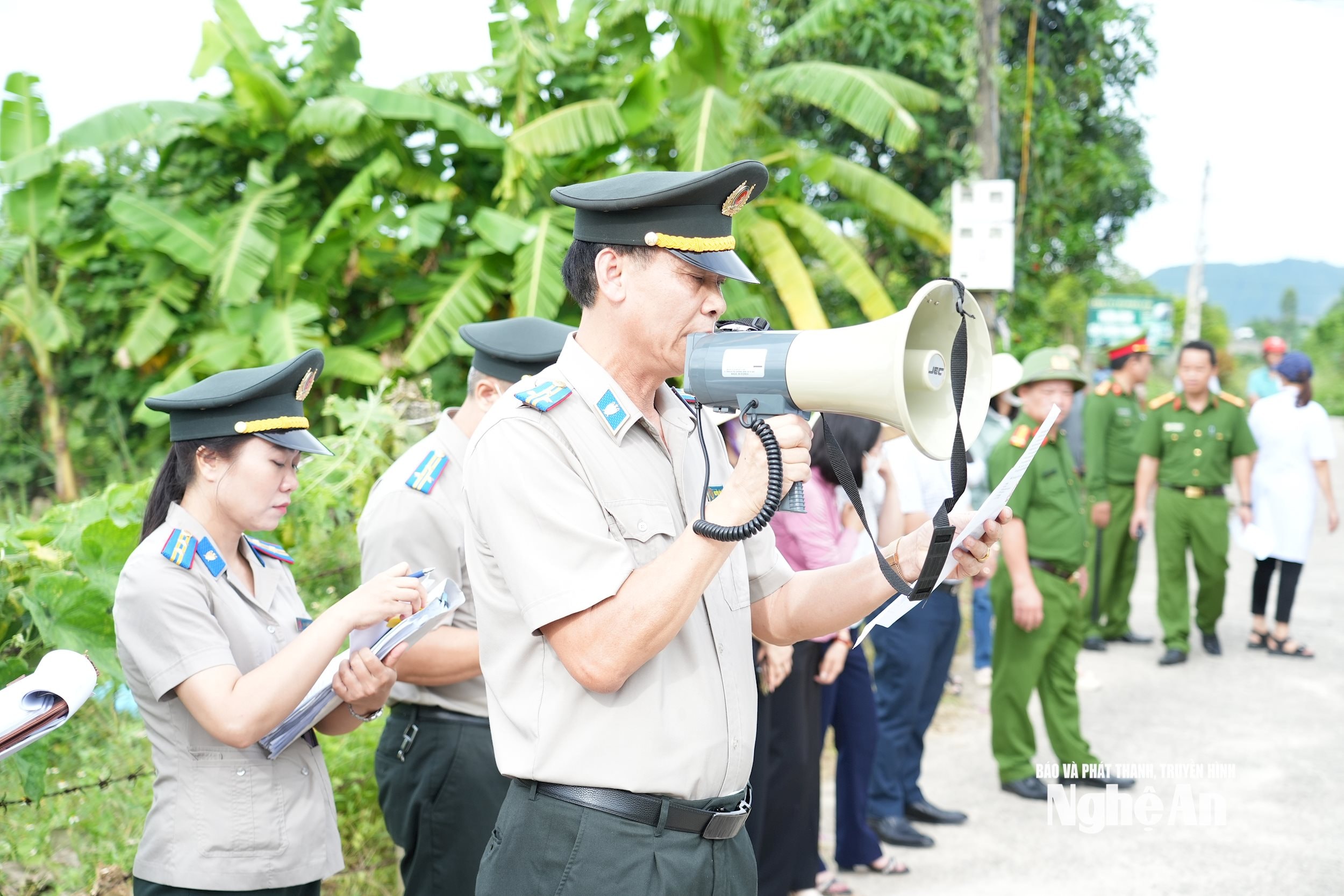 Thi hành án dân sự tỉnh Nghệ An cưỡng chế tháo dỡ bờ rào để chia đất cho anh em trong một nhà