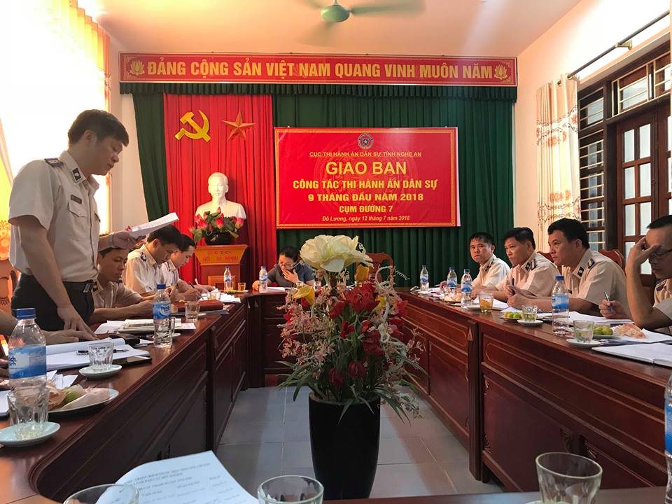 Chi cục THADS huyện Thanh Chương thăm và tặng quà Tết cho người nghèo, gia đình chính sách trên địa bàn huyện.