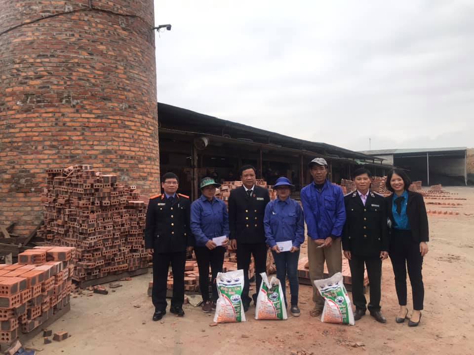 Chi cục Thi hành án dân sự huyện Thanh Chương phối hợp trao tặng quà Tết vì người nghèo 2020