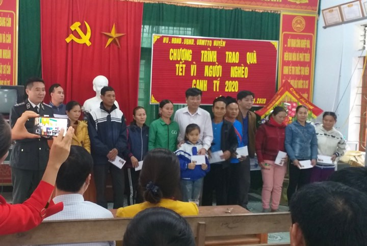 Chi cục Thi hành án dân sự huyện Con Cuông phối hợp tổ chức thăm hỏi các hộ gia đình chính sách và tặng quà Tết vì người nghèo nhân dịp Xuân Canh Tý 2020