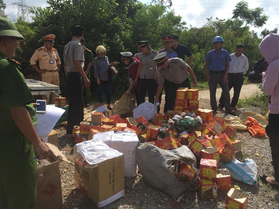 Chi cục THADS thị xã Hoàng Mai tổ chức tiêu hủy pháo nổ