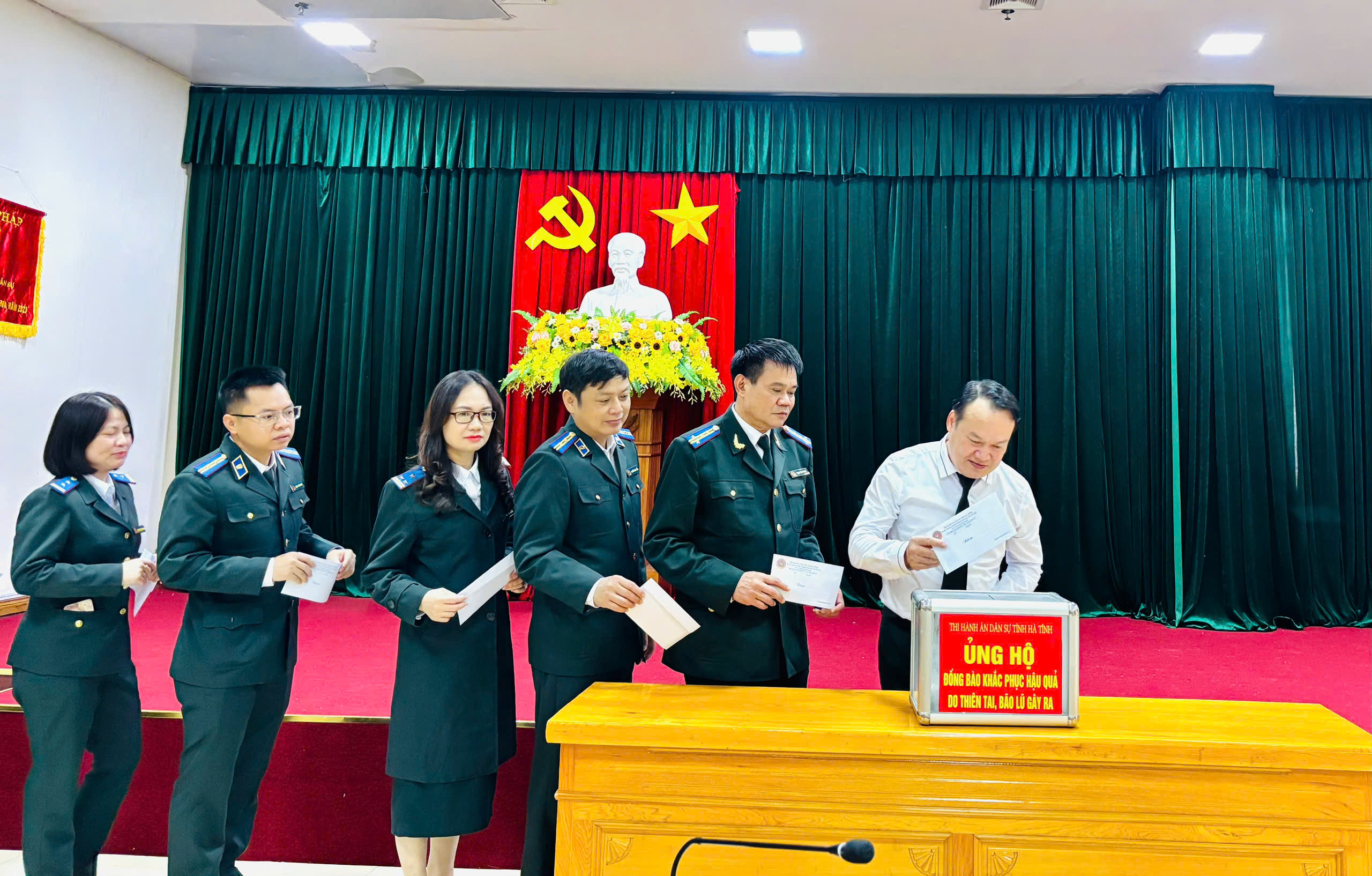 Thi hành án dân sự tỉnh Hà Tĩnh chung tay hỗ trợ đồng bào sau bão lũ