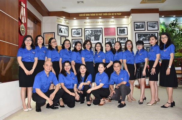 Chi đoàn Vụ Các vấn đề chung về xây dựng pháp luật thăm và tìm hiểu Phòng Truyền thống Bộ Tư pháp