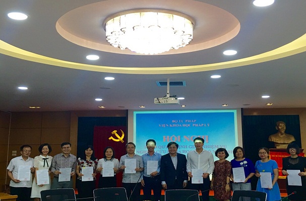 Trao Quyết định giao nhiệm vụ nghiên cứu khoa học cấp Bộ năm 2019