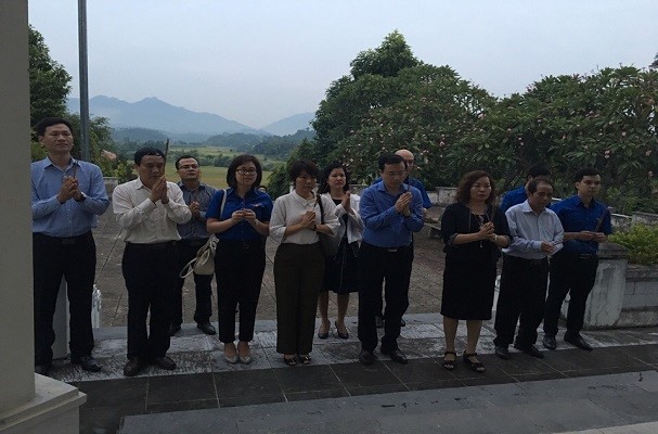 Lãnh đạo Vụ Các vấn đề chung về xây dựng pháp luật, Bộ Tư pháp dâng hương tại khu di tích của Bộ Tư Pháp tại xã Minh Thanh, Huyện Sơn Dương, tỉnh Tuyên Quang