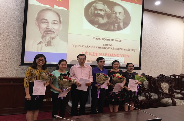 Vụ Các vấn đề chung về xây dựng pháp luật tổ chức Lễ kết nạp Đảng viên mới
