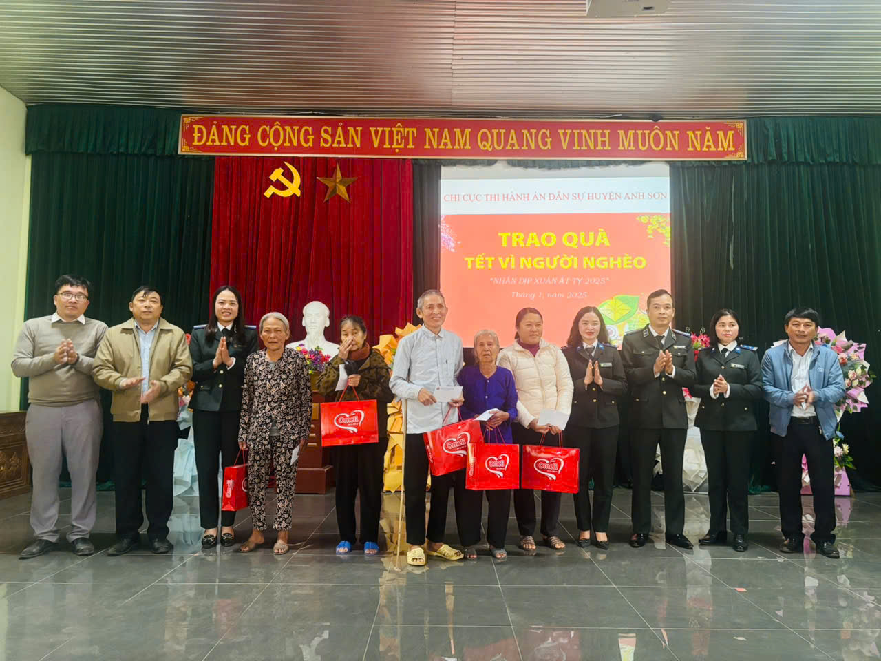 Chi cục Thi hành án dân sự huyện Anh Sơn tặng quà cho người nghèo nhân dịp Tết Nguyên đán Ất Tỵ năm 2025