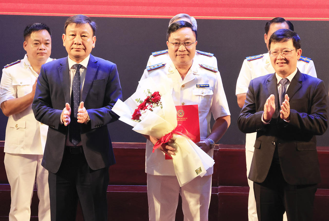 Thứ trưởng Bộ Tư pháp Mai Lương Khôi và Phó Bí thư Tỉnh uỷ Lâm Đồng Bùi Thắng trao quyết định, tặng hoa chúc mừng Trưởng THADS Lâm Đồng.