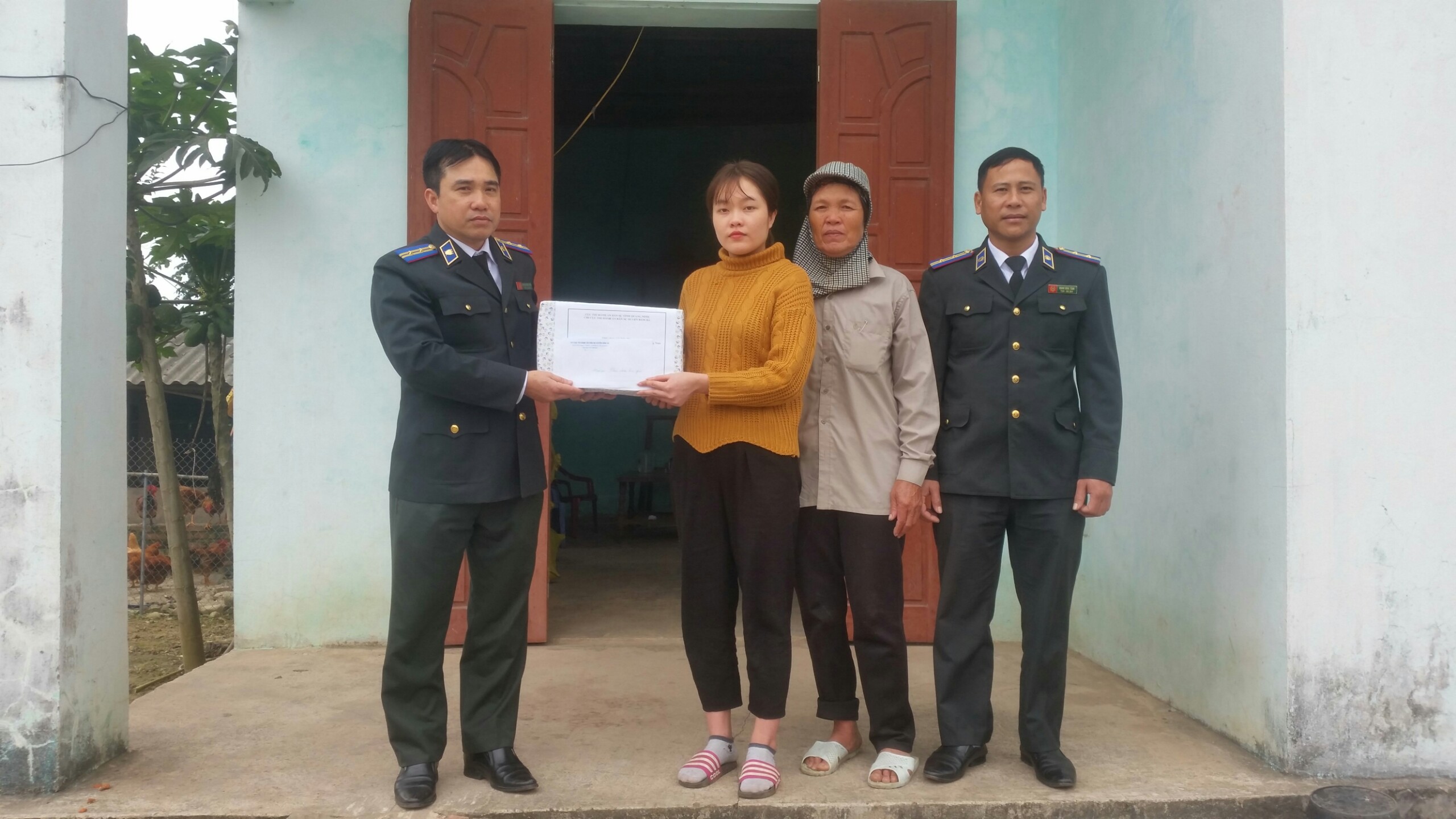 Đ/c Nguyễn Đông Triều - Chi cục Trưởng THADS Đầm Hà  trao quà cho gia đình cháu Nguyễn Tiến Thu