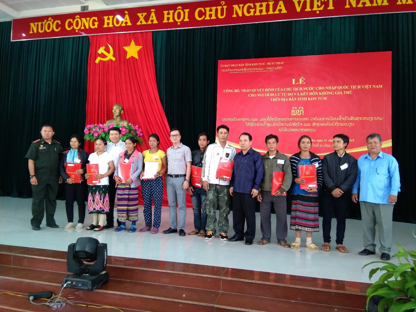 Trao quyết định nhập quốc tịch Việt Nam cho 38 người Lào di cư tự do và kết hôn không giá thú tại tỉnh Kon Tum