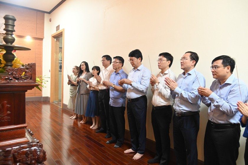 Lãnh đạo Bộ Tư pháp dâng hương kỷ niệm 78 năm ngày truyền thống ngành Tư pháp