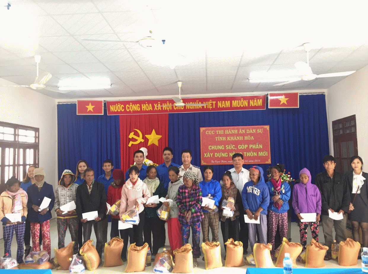 Tặng quà Tết Mậu Tuất cho 15 hộ gia đình thuộc diện đặc biệt khó khăn của xã Ba Cụm Nam, huyện Khánh Sơn