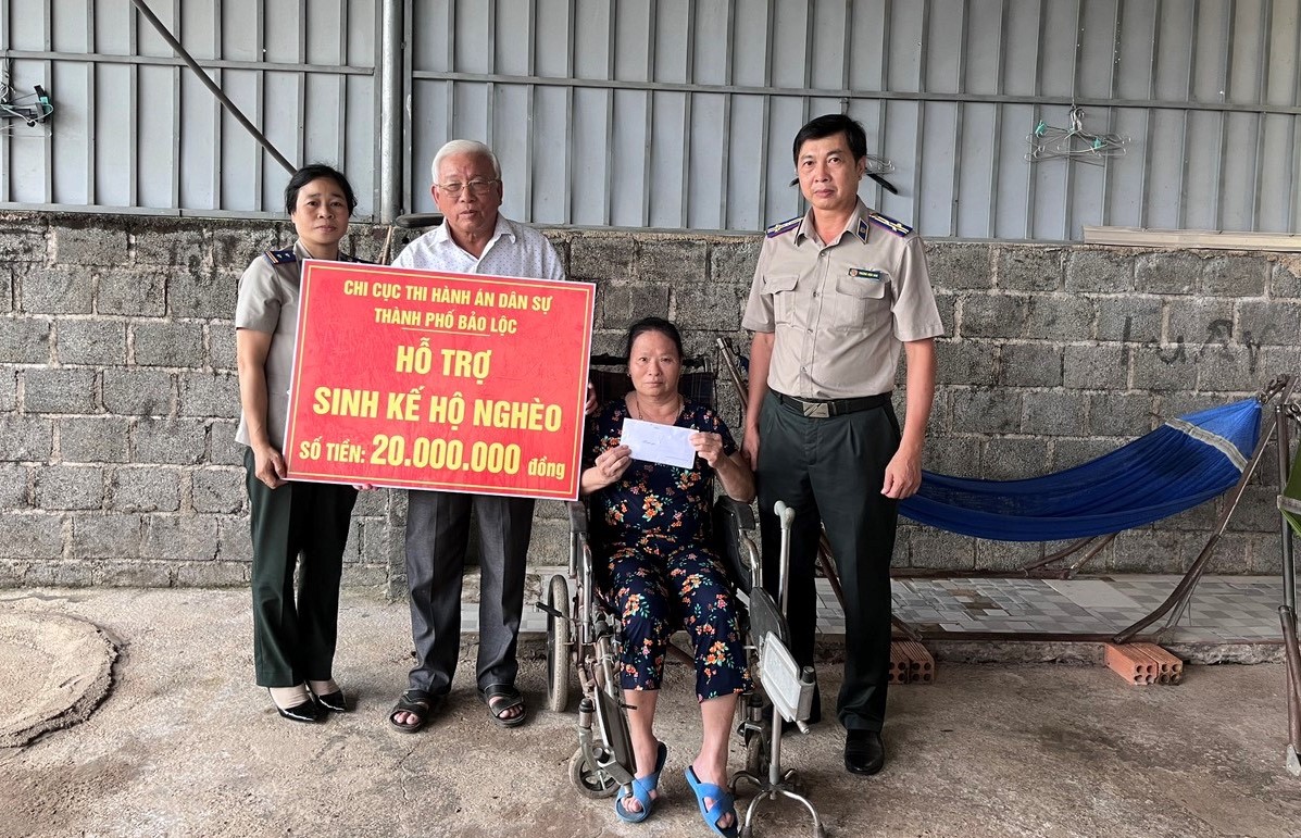 Chi cục Thi hành án dân sự thành phố Bảo Lộc chăm lo, hỗ trợ  người nghèo ổn định cuộc sống