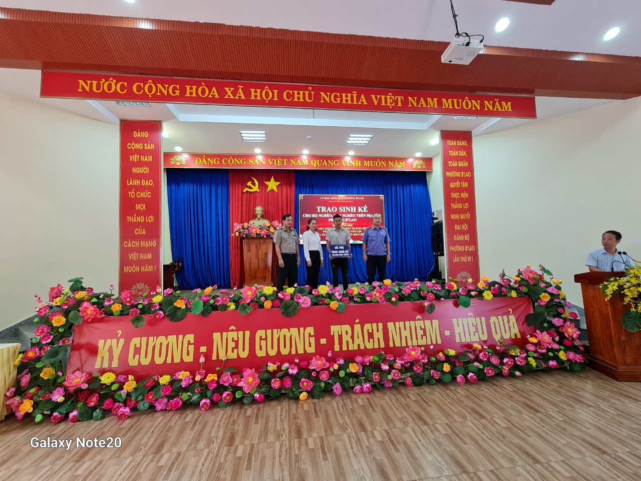 Chi cục Thi hành án dân sự thành phố Bảo Lộc hỗ trợ người nghèo ổn định cuộc sống