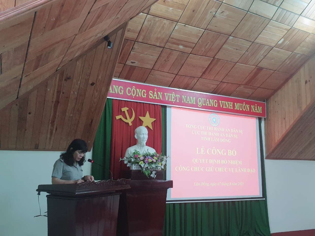 Lễ công bố và trao Quyết định bổ nhiệm công chức giữ chức vụ lãnh đạo Văn phòng và Phòng Nghiệp vụ & Tổ chức thi hành án