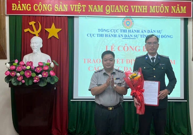 Trao Quyết định bổ nhiệm Chấp hành viên sơ cấp và Thẩm tra viên chính