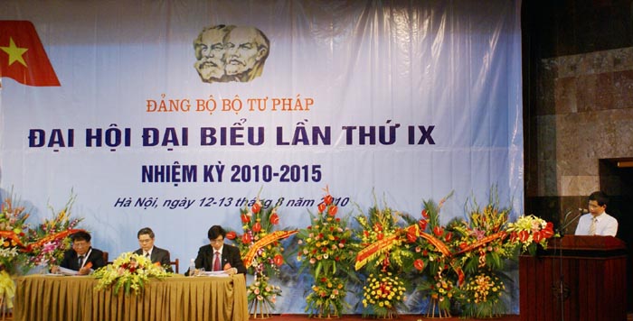 Bí thư Đoàn thanh niên Bộ Tư pháp trình bày tham luận