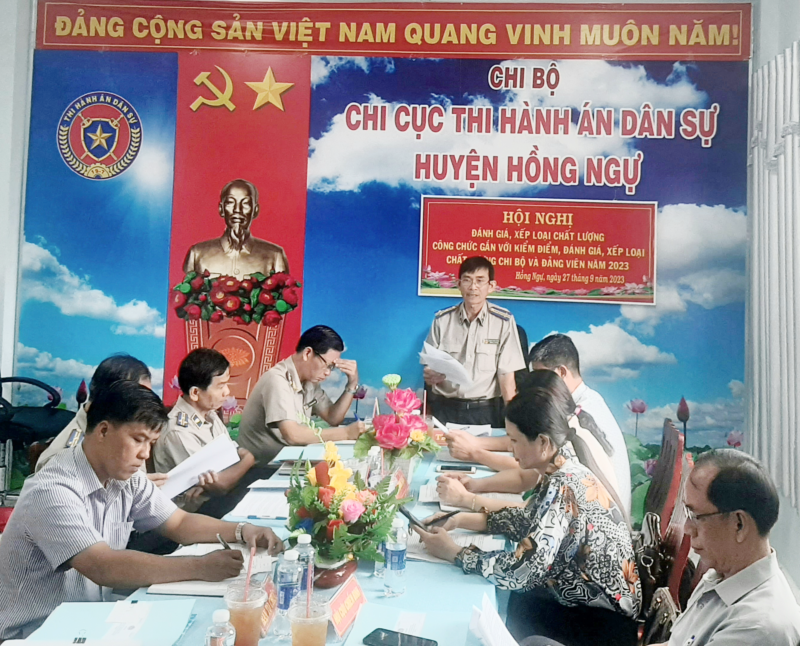 Chi bộ, Chi cục Thi hành án dân sự huyện Hồng Ngự tổ chức Hội nghị đánh giá, xếp loại chất lượng công chức gắn với kiểm điểm, đánh giá, xếp loại chất lượng chi bộ và đảng viên năm 2023