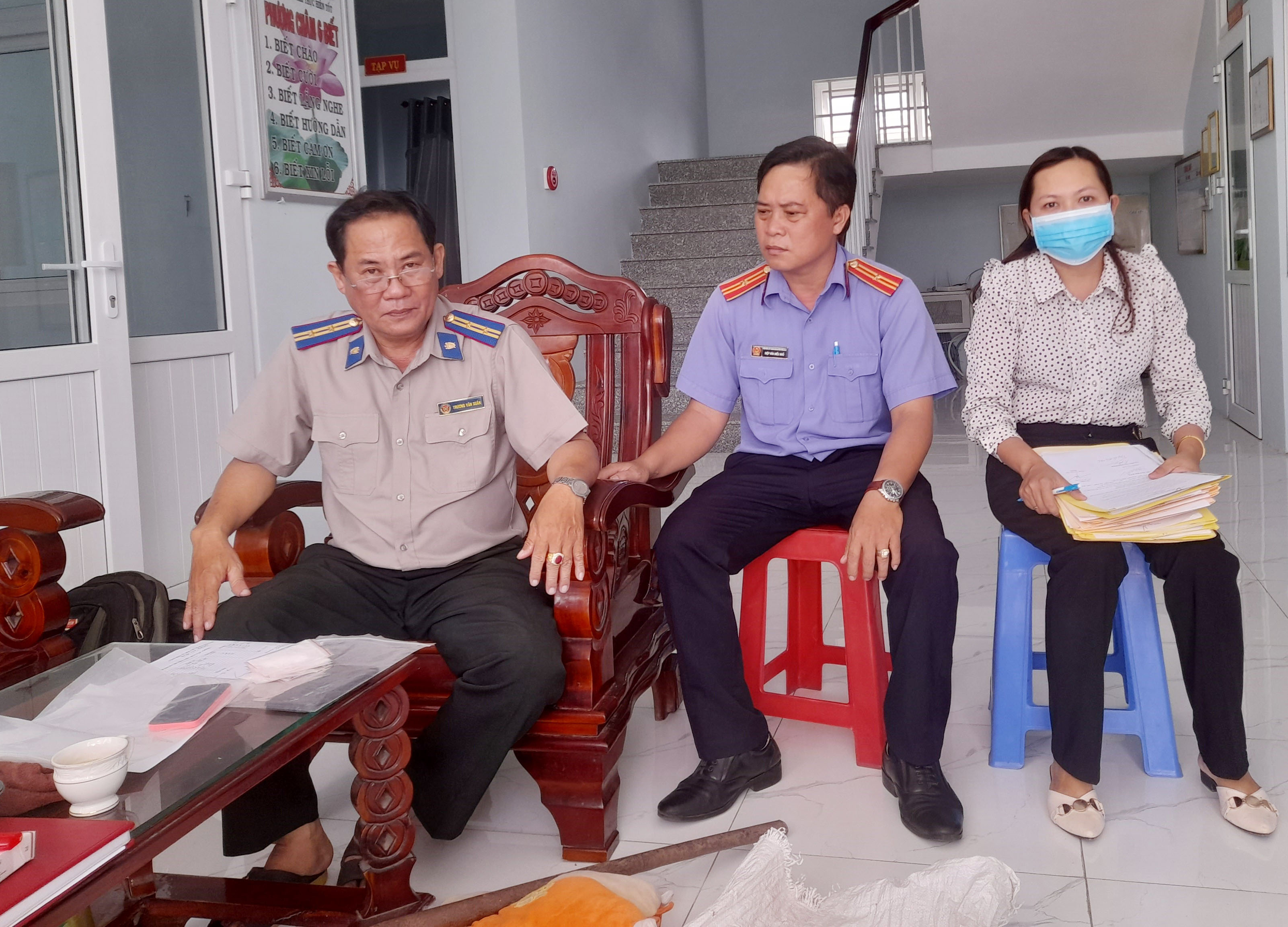 CHI CỤC THI HÀNH ÁN DÂN SỰ HUYỆN HỒNG NGỰ TỔ CHỨC TIÊU HỦY VẬT CHỨNG VÀ SUNG CÔNG TÀI SẢN