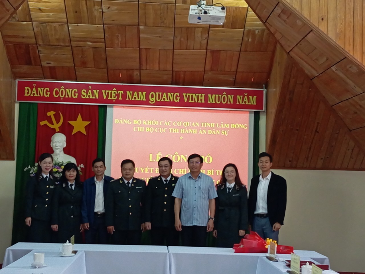 Trao Quyết định chỉ định Bí thư và Ủy viên Ban Chấp hành Chi bộ Cục Thi hành án dân sự tỉnh Lâm Đồng