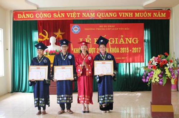 Lễ Bế giảng Khóa III đợt 2 niên khóa 2015-2017 của Trường Trung cấp Luật Tây Bắc