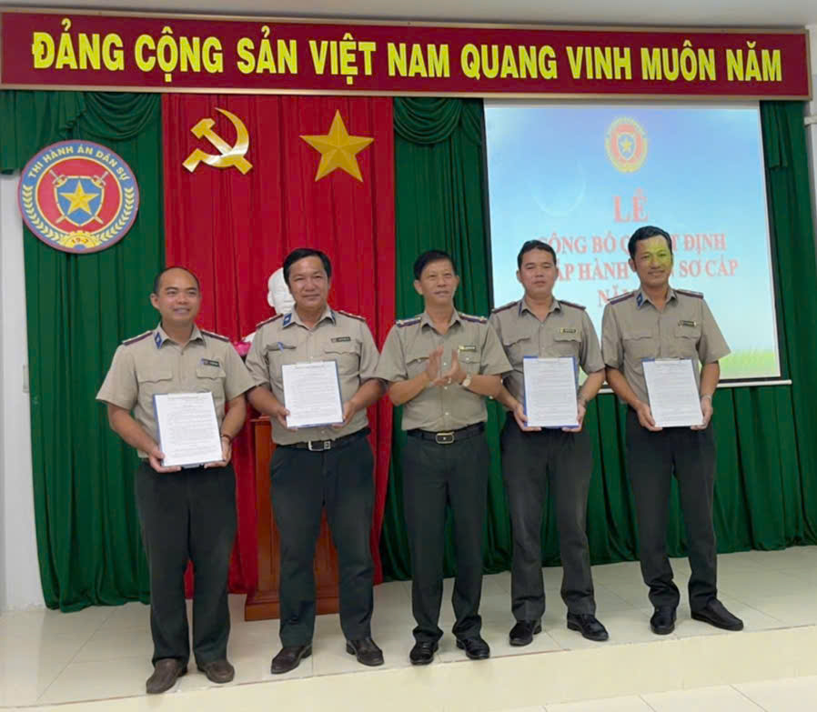 Cục Thi hành án dân sự tỉnh Đồng Tháp công bố và trao quyết định bổ nhiệm Chấp hành viên sơ cấp