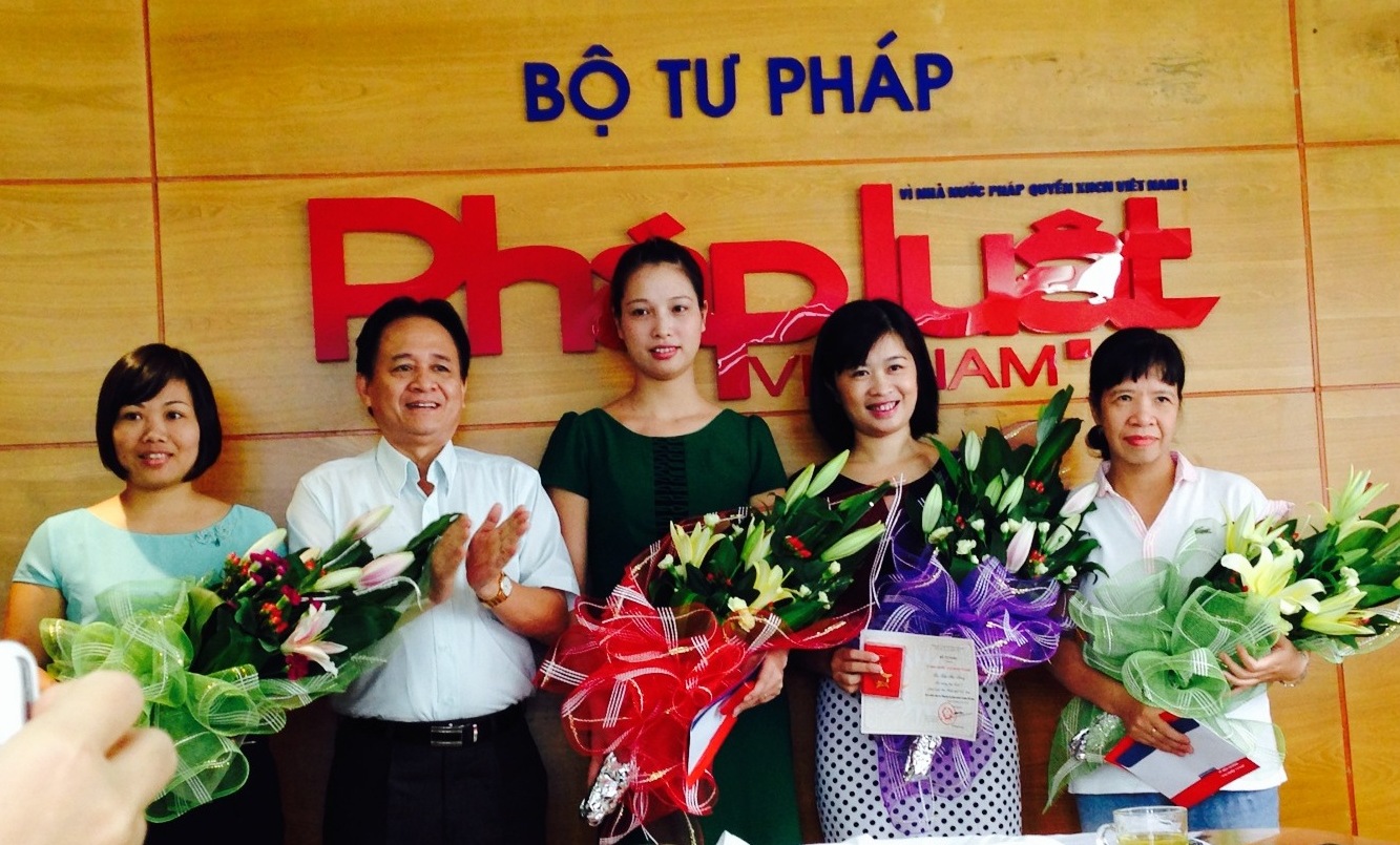 Trao Kỷ niệm chương “Vì sự nghiệp tư pháp” cho cán bộ Báo Pháp luật Việt Nam