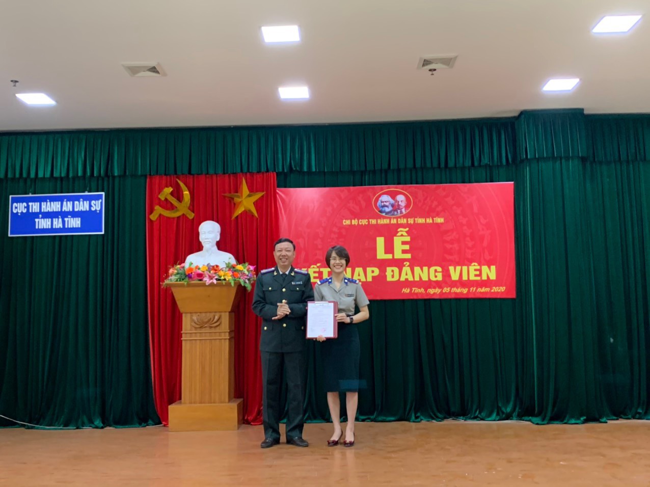 CHI BỘ CỤC THI HÀNH ÁN DÂN SỰ TỈNH HÀ TĨNH TỔ CHỨC LỄ KẾT NẠP ĐẢNG VIÊN MỚI