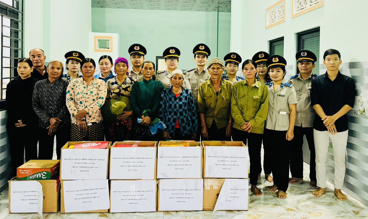 Chi cục Thi hành án dân sự huyện Đức Cơ phối hợp với Liên đoàn lao động huyện Đức Cơ tổ chức hoạt động tri ân các gia đình có công, hộ thoát nghèo tại làng lễ kết nghĩa Làng Le 1, xã Ia Lang, huyện Đức Cơ, tỉnh Gia Lai.