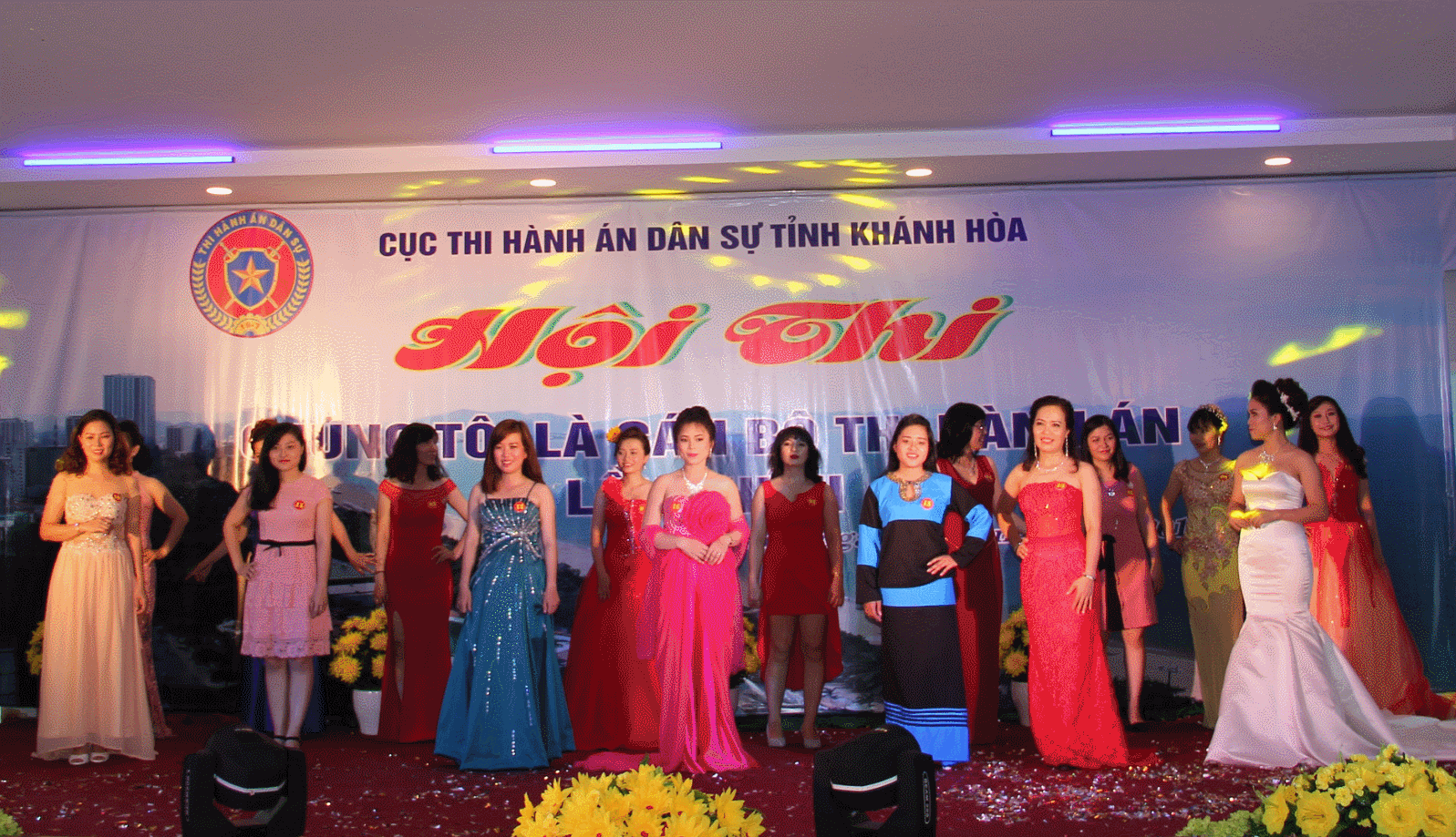 Khi cán bộ thi hành án lên sân khấu…