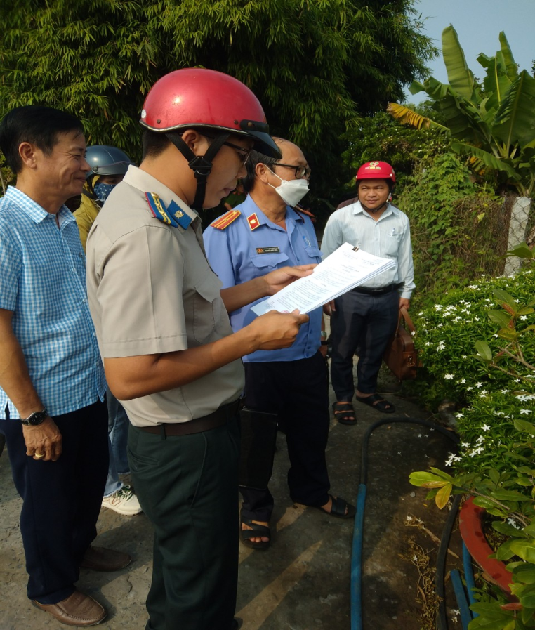 Chi cục Thi hành án dân sự thành phố Sa Đéc thực hiện cưỡng chế xác định ranh giới quyền sử dụng đất và giao trả lại phần diện tích đất bị lấn chiếm cho người được thi hành án tại xã Tân Khánh Đông.