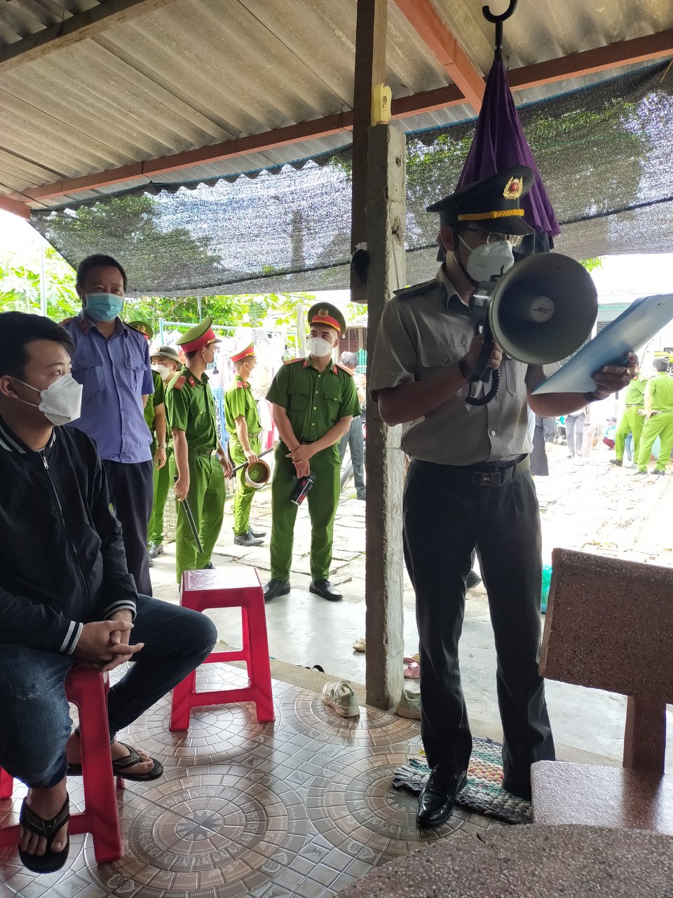 Chi cục THADS thành phố Quảng Ngãi cưỡng chế giao nhà ở gắn liền với quyền sử dụng đất cho người trúng đấu giá