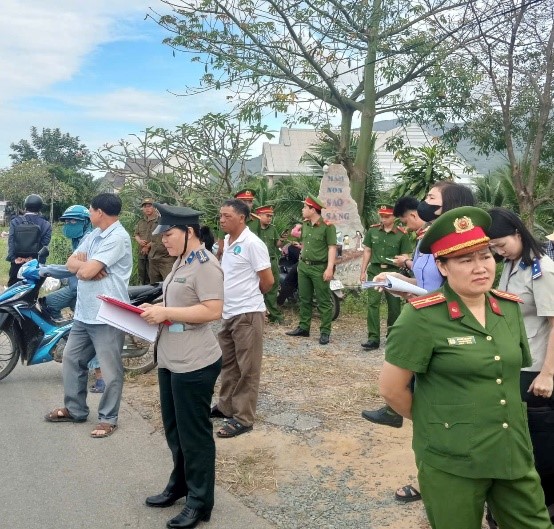 Phòng Thi hành án dân sự Khu vực 11 tổ chức cưỡng chế giao quyền sử dụng đất cho người được thi hành án