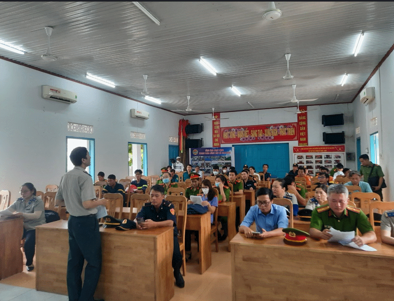 Chi cục Thi hành án dân sự thành phố Cam Ranh cưỡng chế thi hành án tại thôn Bình Ba, xã Cam Bình, thành phố Cam Ranh