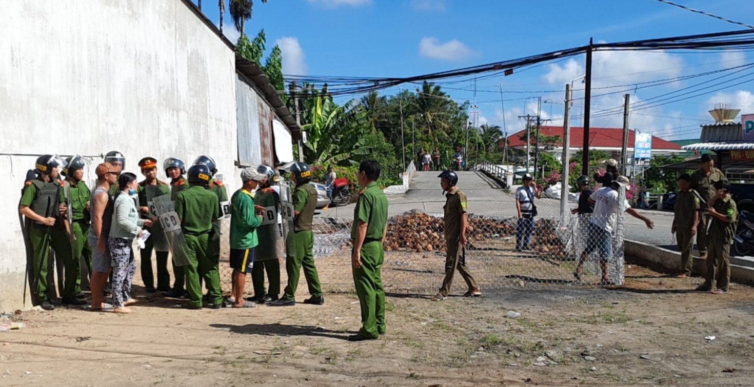 Chi cục Thi hành án dân sự huyện Châu Thành cưỡng chế giao quyền sử dụng đất cho người mua tài sản bán đấu giá