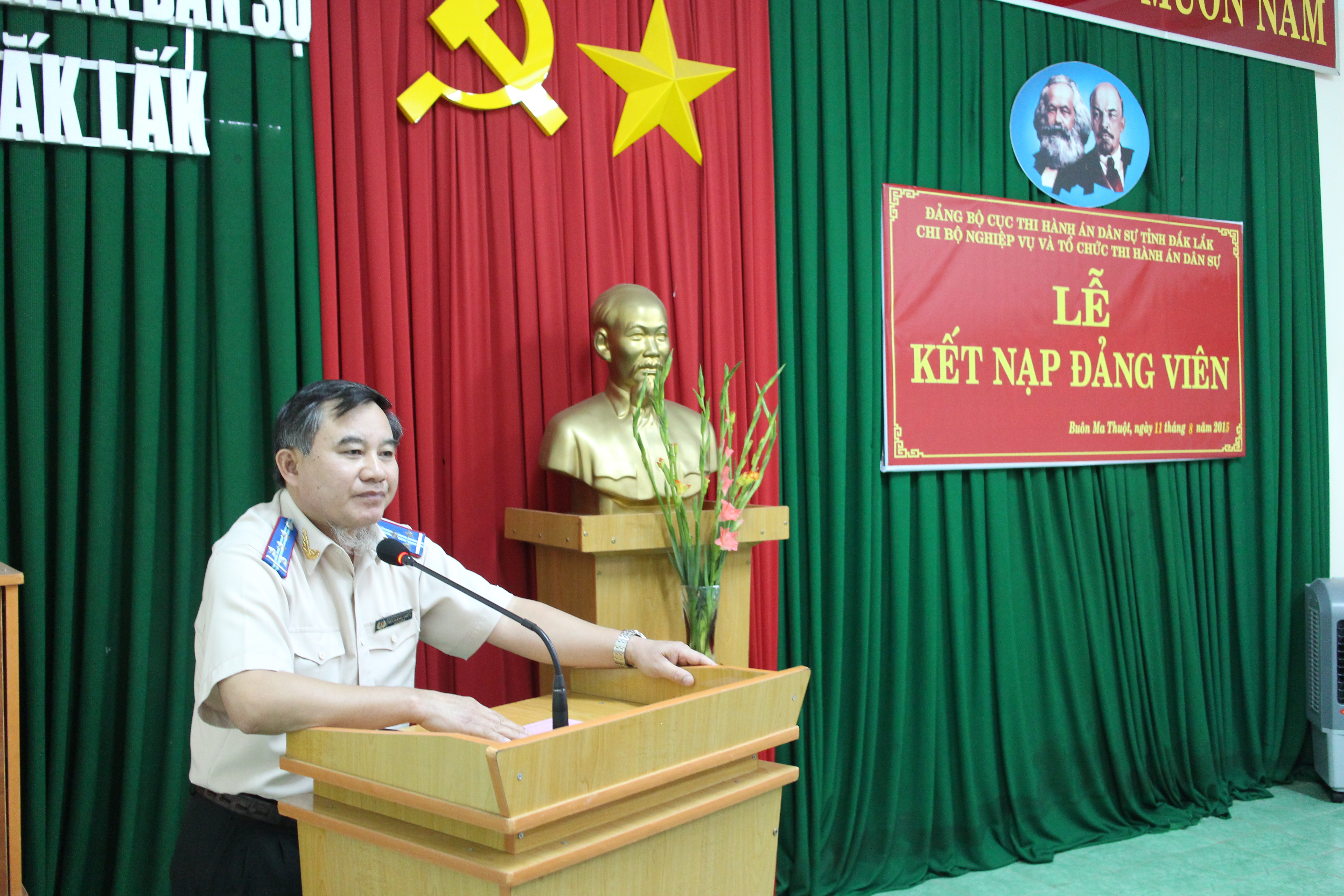 CHI BỘ NGHIỆP VỤ VÀ TỔ CHỨC THI HÀNH ÁN DÂN SỰ TỔ CHỨC LỄ KẾT NẠP ĐẢNG VIÊN MỚI