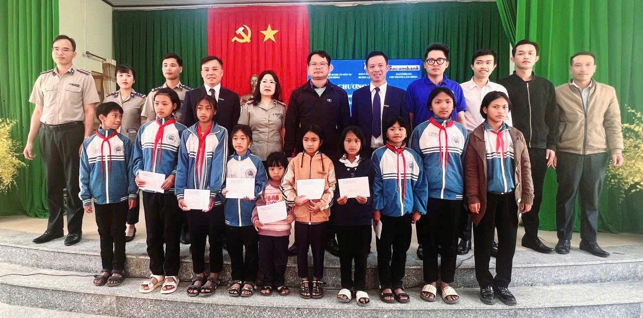 Chi đoàn Cục THADS tỉnh Lâm Đồng trao tặng quà cho một số hộ nghèo và học sinh có hoàn cảnh khó khăn, hiếu học tại xã Đạ Chais, huyện Lạc Dương, tỉnh Lâm Đồng.