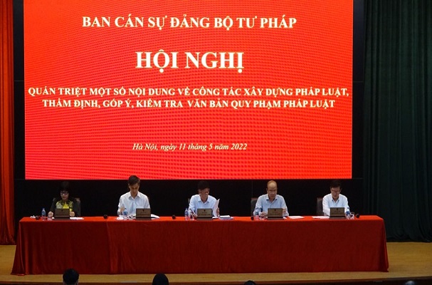 Tiếp tục tăng cường, quan tâm hơn nữa đối với công tác xây dựng, hoàn thiện thể chế, pháp luật