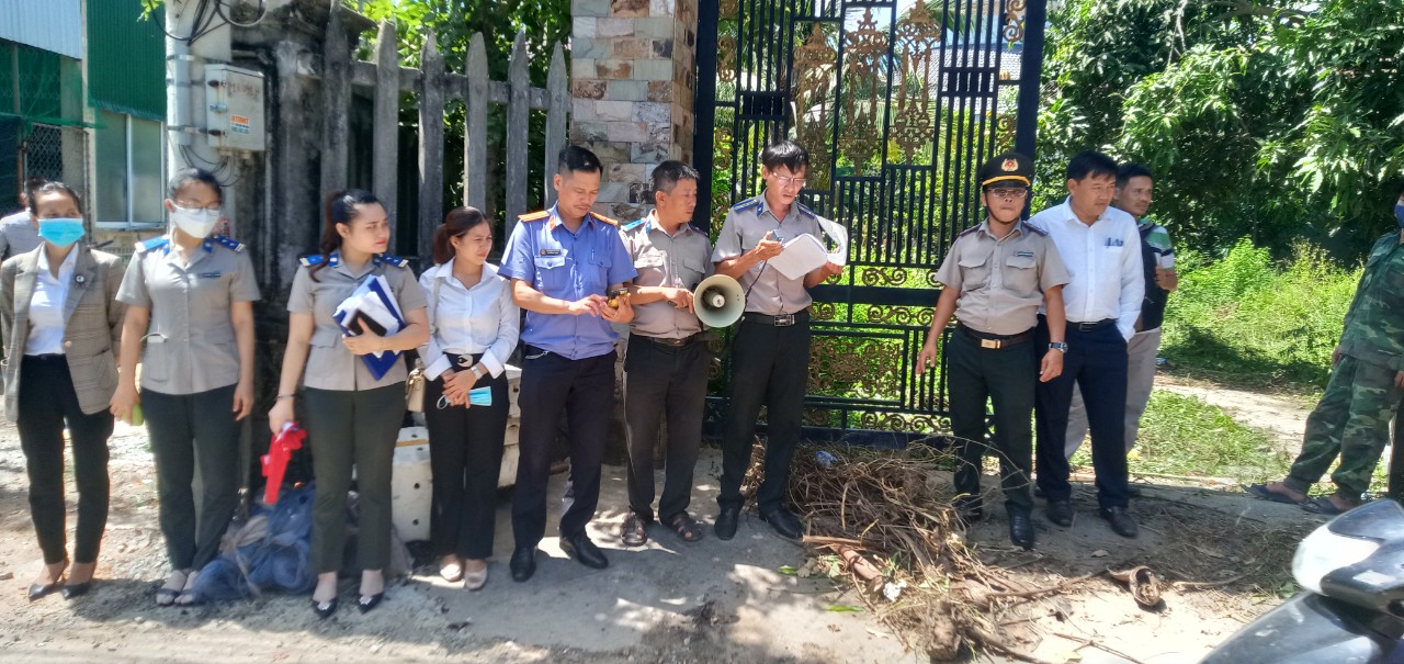 Chi cục THADS thành phố Quảng Ngãi cưỡng chế giao quyền sử dụng đất cho người trúng đấu giá