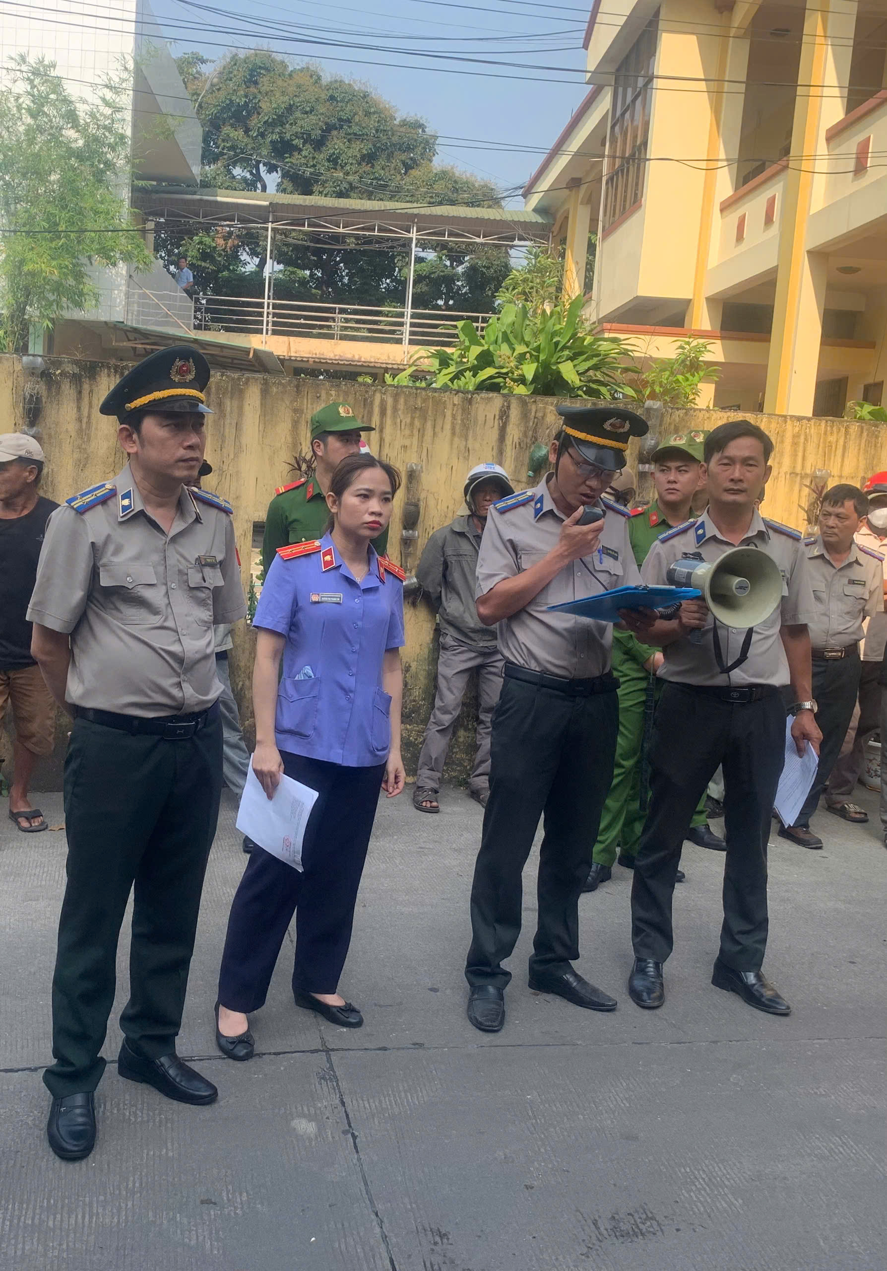 Chi cục Thi hành án thành phố Quảng Ngãi cưỡng chế giao tài sản cho người trúng đấu giá