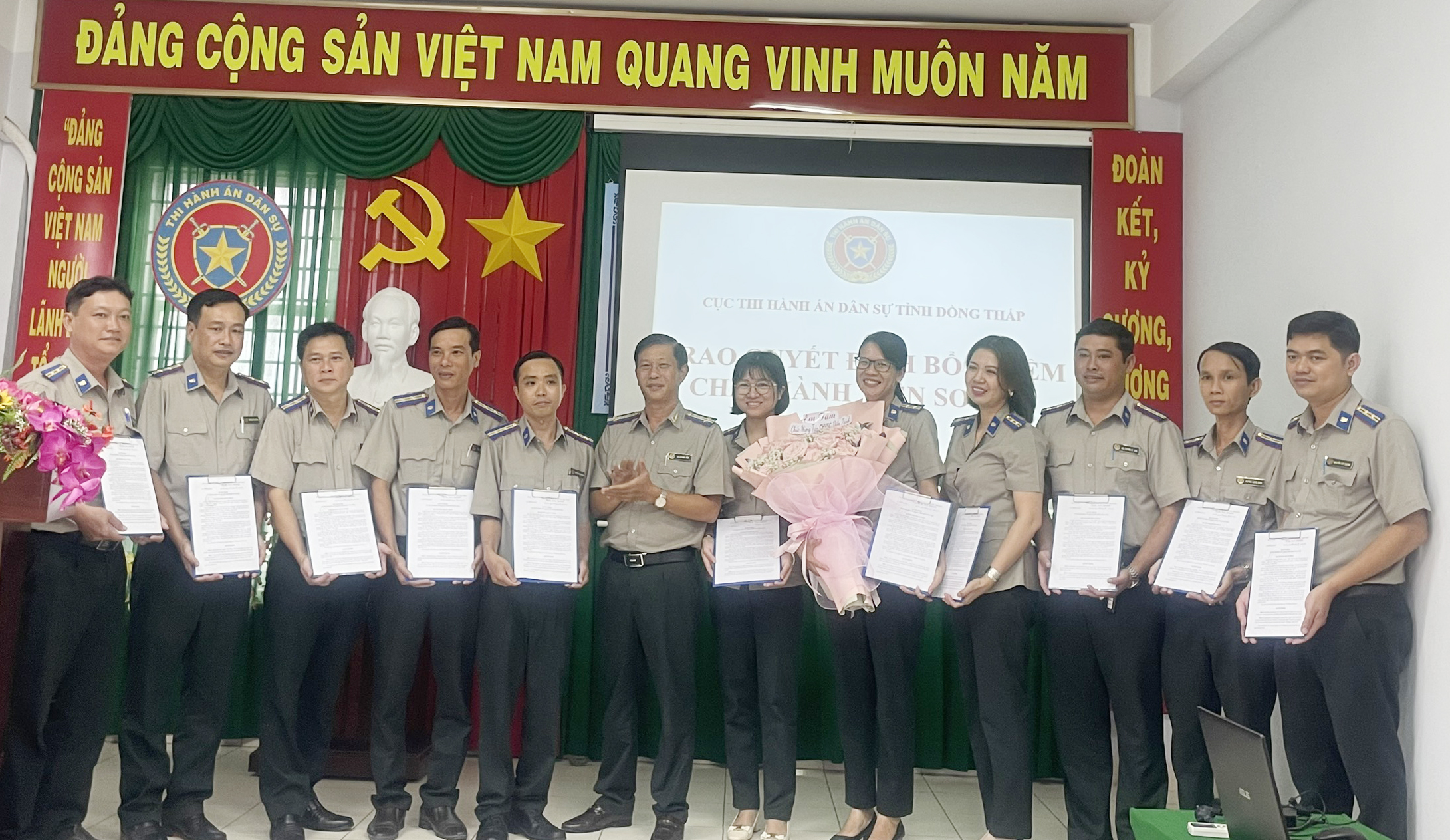 Công bố và trao quyết định bổ nhiệm Chấp hành viên sơ cấp