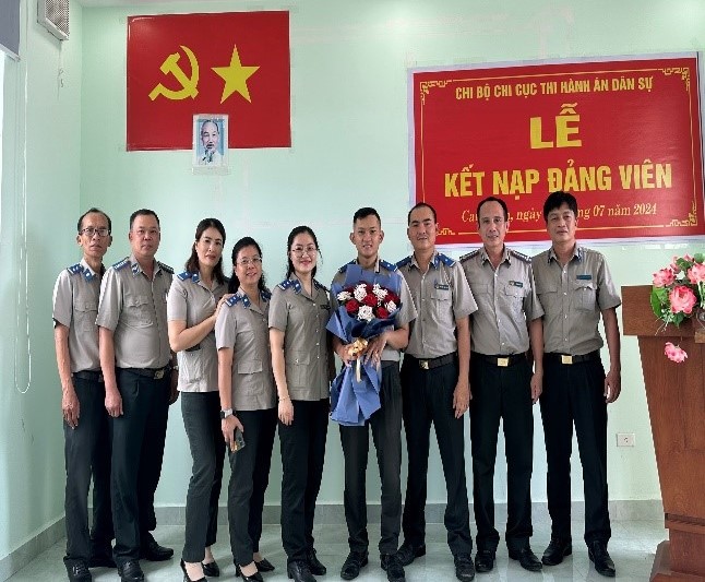 Chi bộ Chi cục Thi hành án dân sự huyện Cam Lâm tổ chức Lễ kết nạp Đảng viên mới