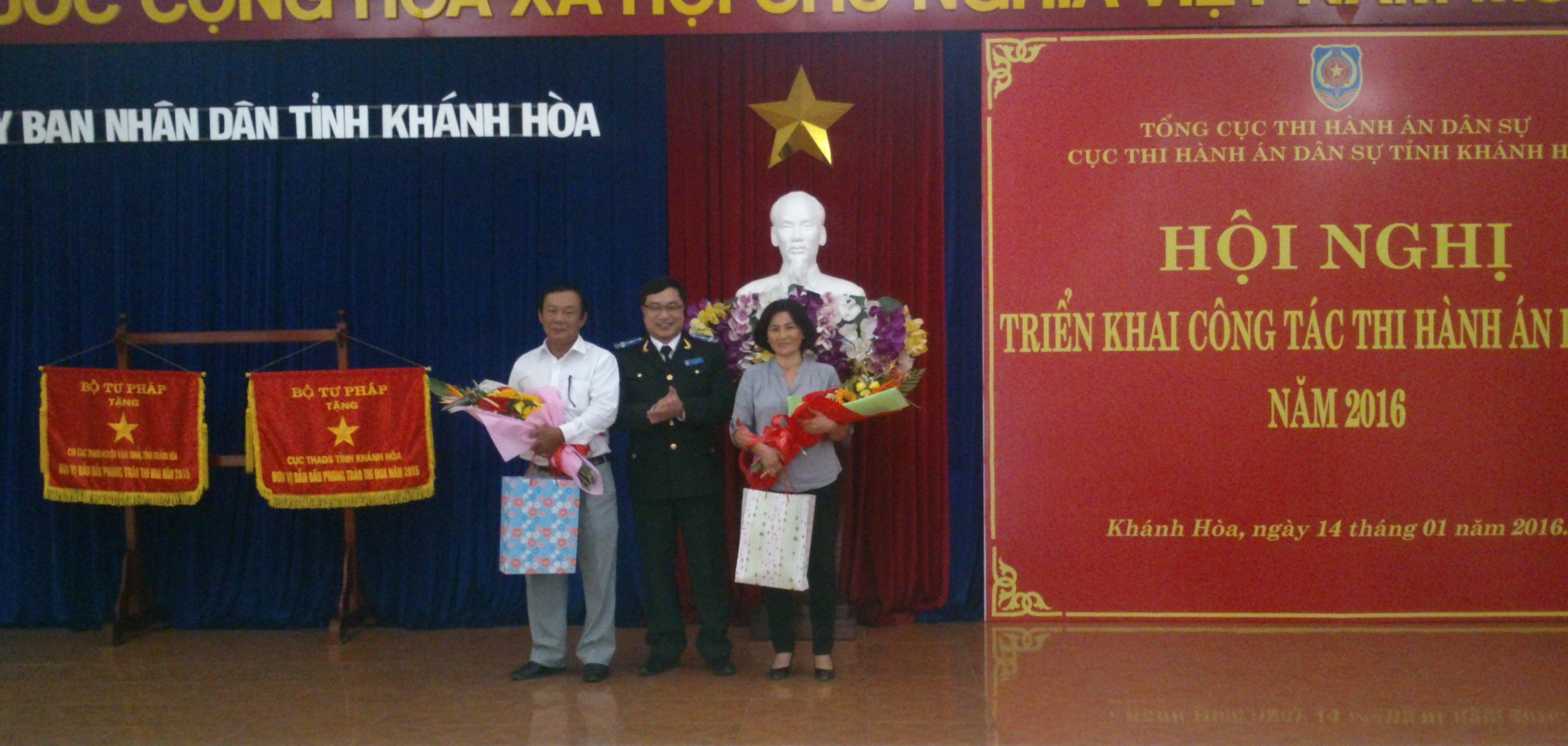 Album Tặng quà Tết Bính Thân cho các gia đình đặc biệt khó khăn của xã Giang Ly