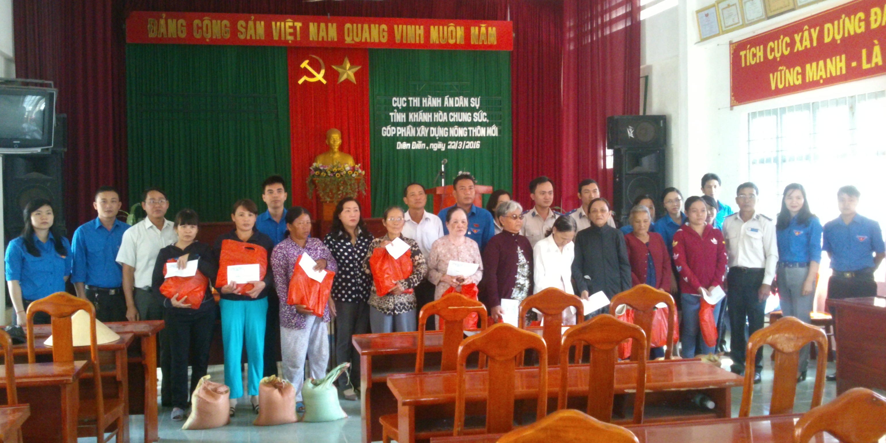 Tặng quà hộ nghèo xã Diên Điền huyện Diên Khánh