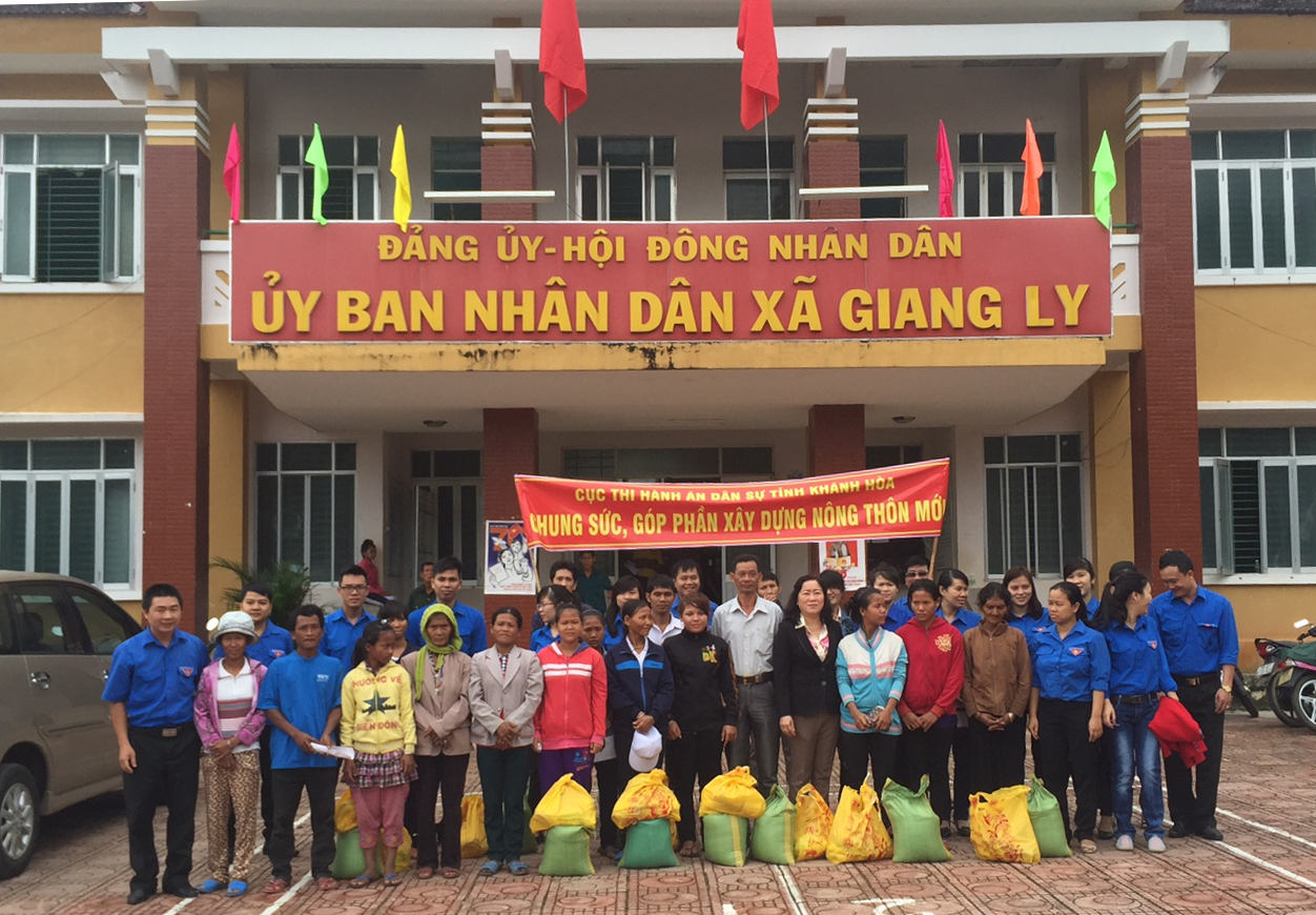 Tặng quà Tết Bính Thân cho các gia đình đặc biệt khó khăn của xã Giang Ly