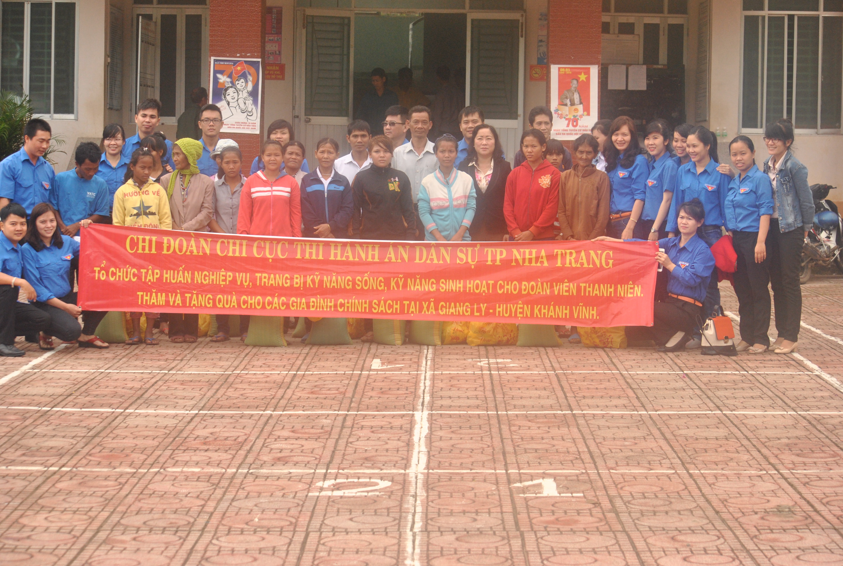 Tặng quà Tết Bính Thân cho các gia đình đặc biệt khó khăn của xã Giang Ly