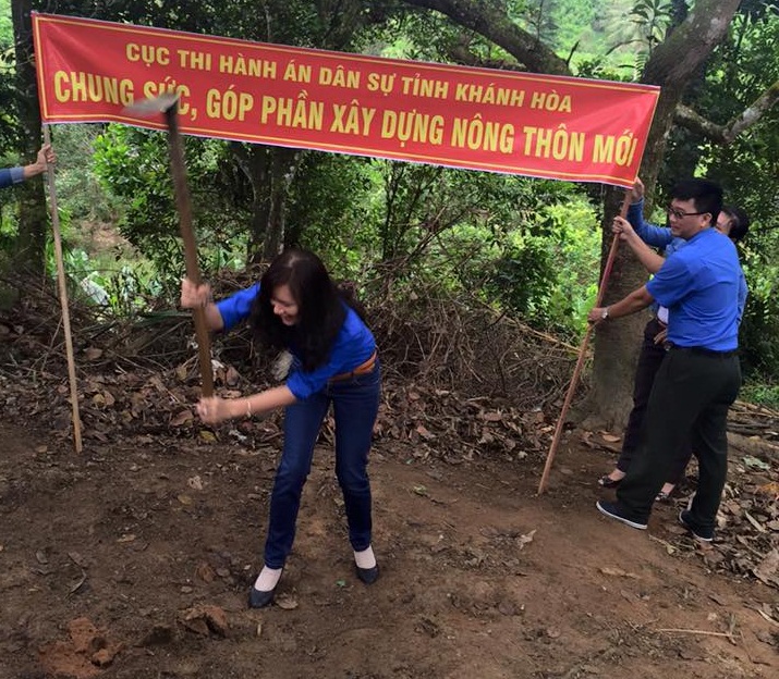 Tặng quà Tết Bính Thân cho các gia đình đặc biệt khó khăn của xã Giang Ly